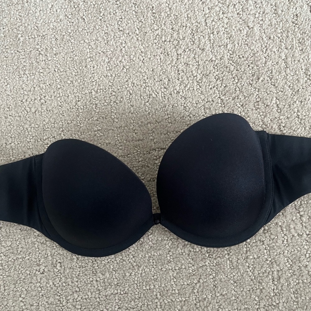 Black strapless bra